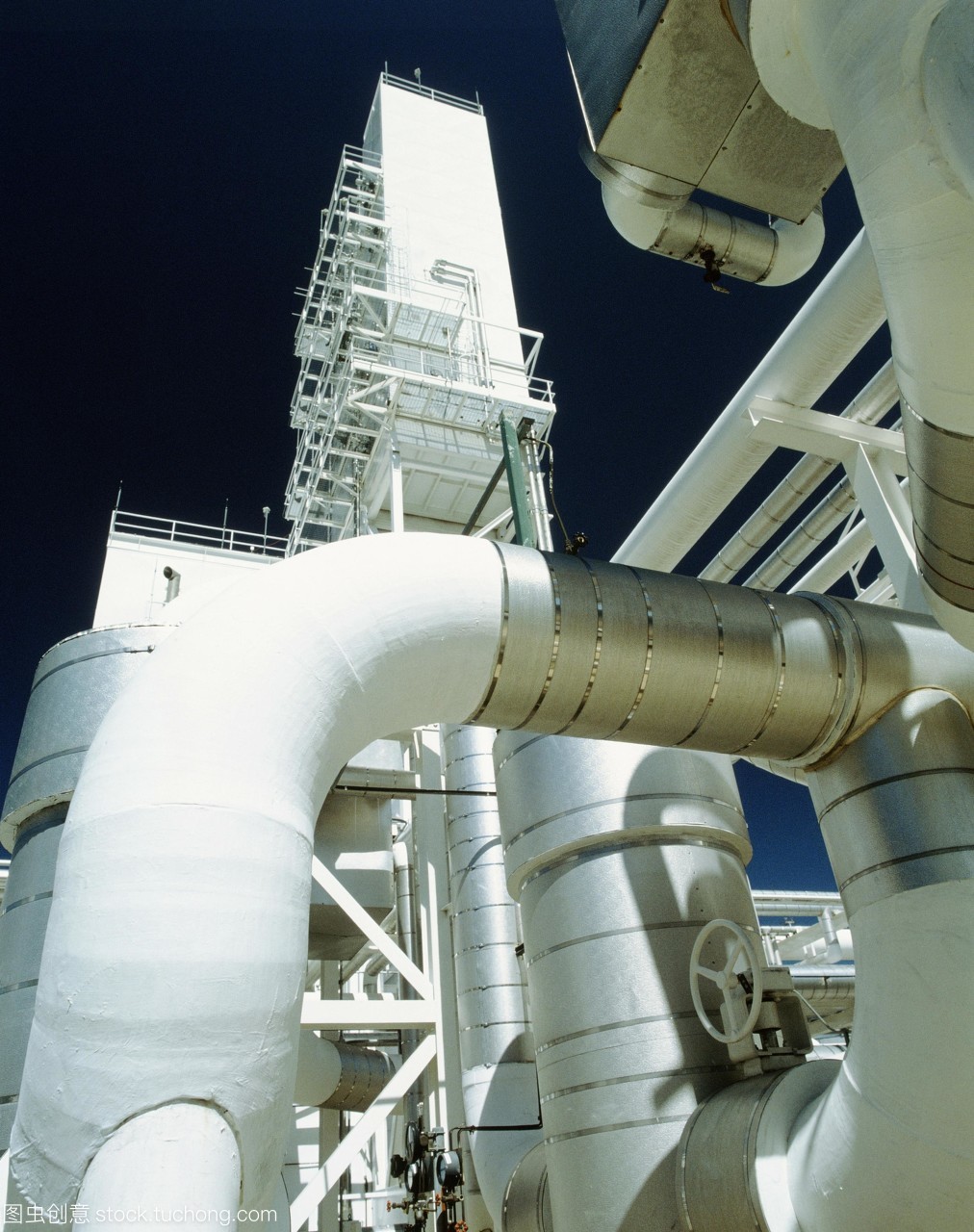 化學工業“氧氣”。在英國氧氣公司boc化工廠的一個塔的外部視圖和一個管道矩陣。